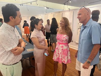 百慕大群島首個(gè)中國(guó)畫展亮相 翟優(yōu)、樊蕾伉儷“家園”作品引國(guó)際關(guān)注